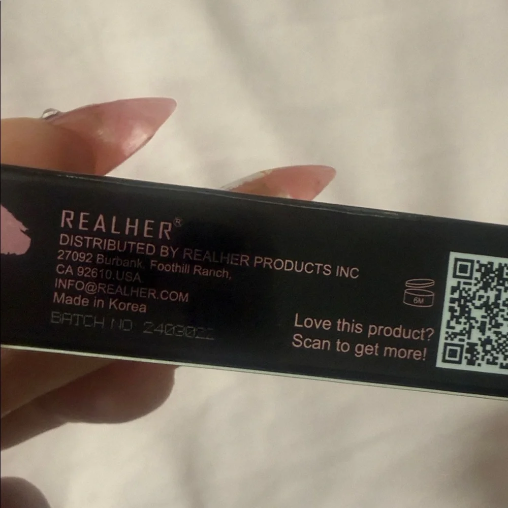RealHer Eye Am Beautiful Full Volume Mascara - Black and Gold